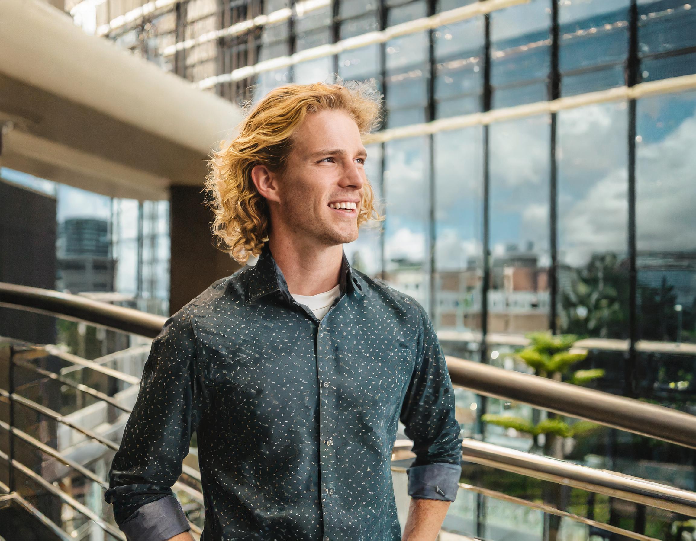 glückliche Person mit positiven Vibes