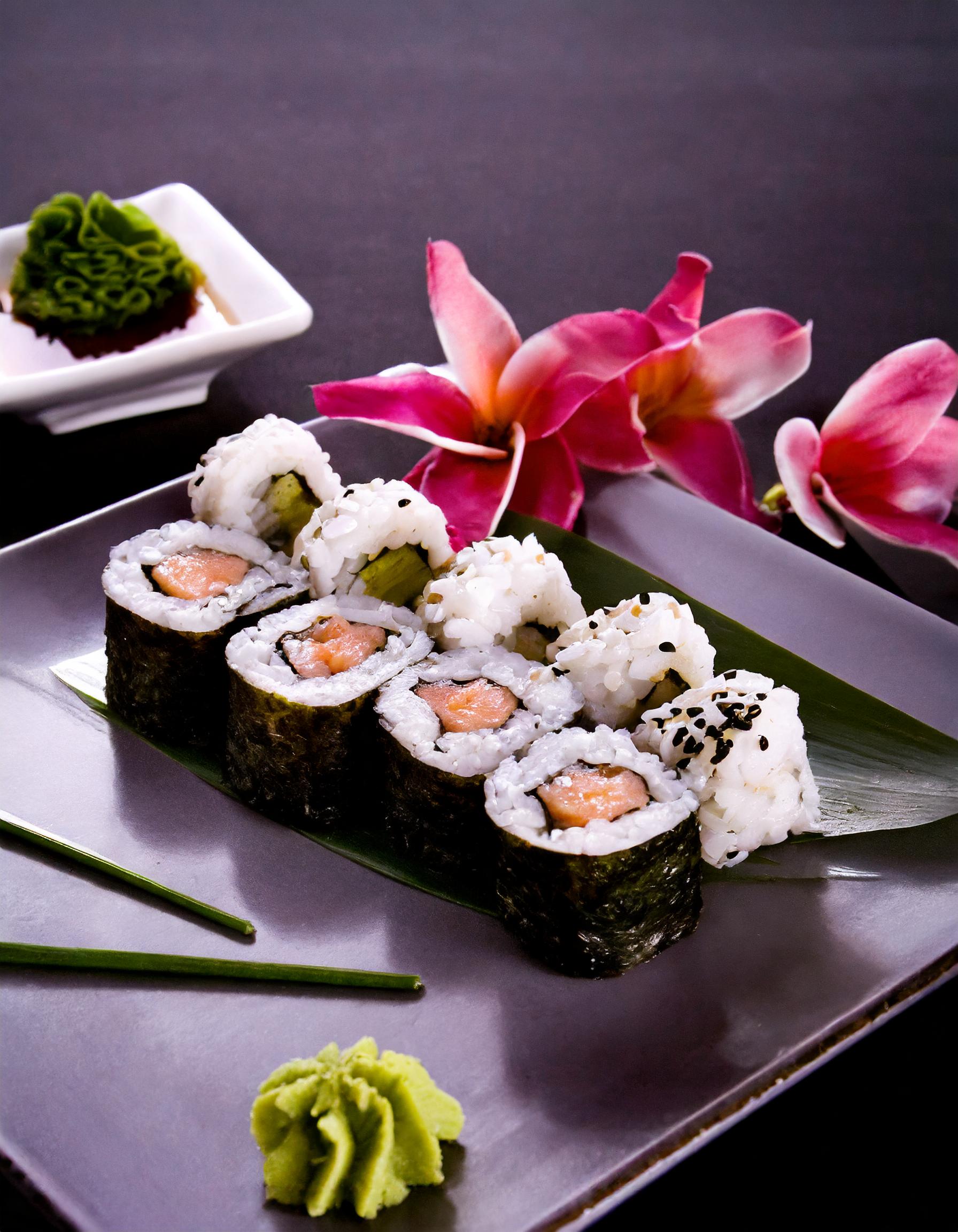 Moderne Sushi-Kreationen mit vielfältigen Zutaten