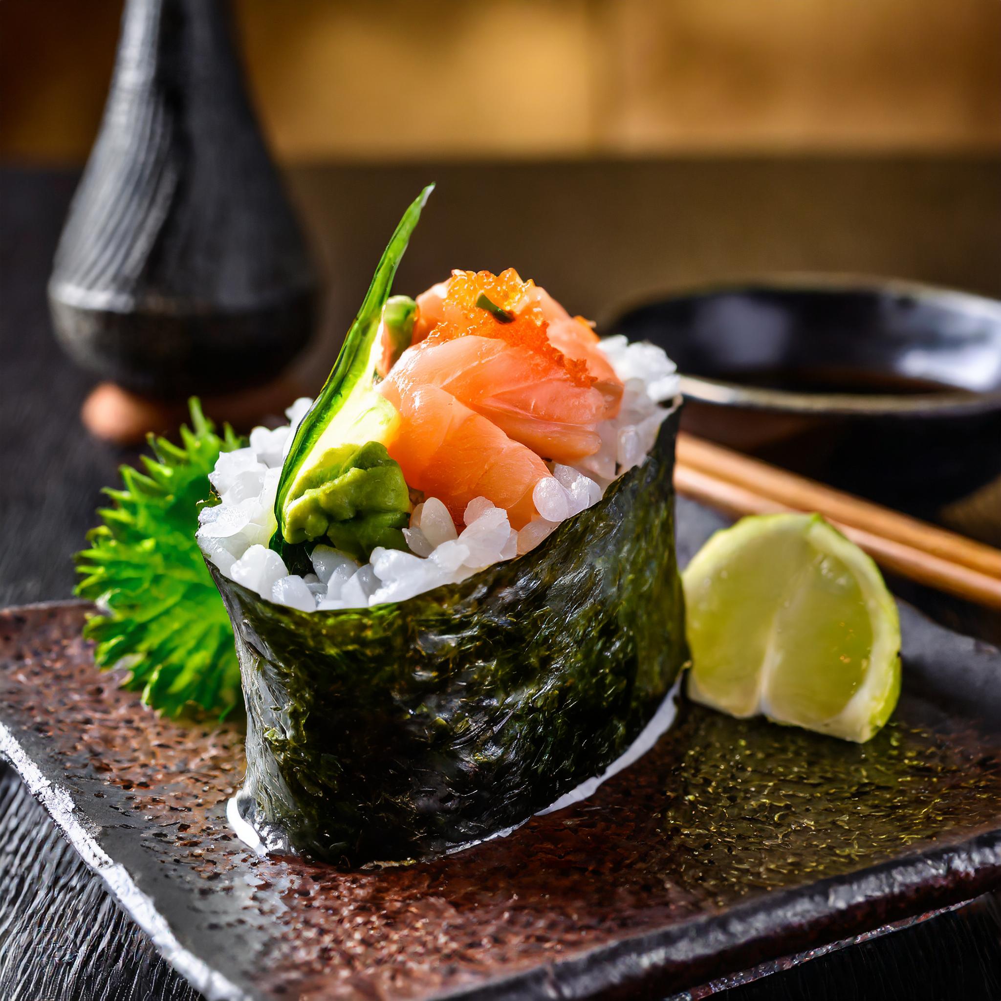 Sushi in moderner Präsentation, minimalistisch und ästhetisch